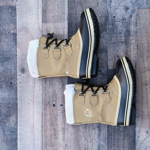 Sorel Yoot Pack Tan Wool lined Winter Snow Boots Youth Sz 1